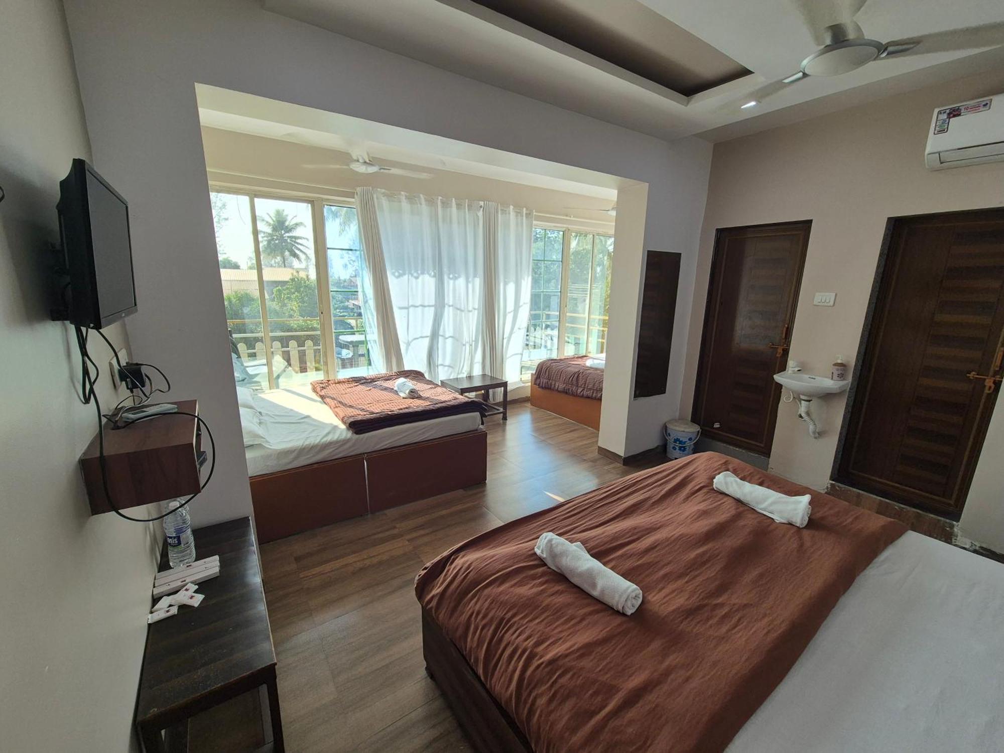 White House Beach Resort, Nagaon エクステリア 写真